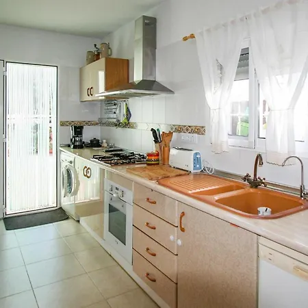 Awesome In W/ Outdoor Swimming Pool And 3 Bedrooms 度假居