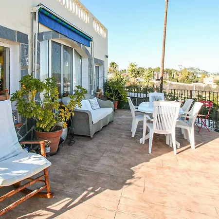 Awesome In W/ Outdoor Swimming Pool And 3 Bedrooms *